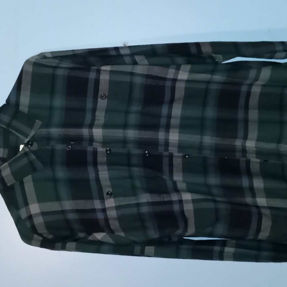 TRUE craft young mens size medium flannel shirt worn 1 time for photo.